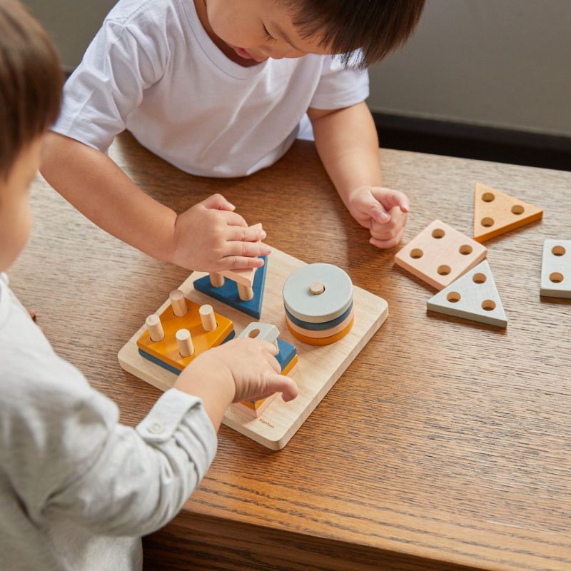 Image d'ambiance de présentation du produit Formes géométriques à empiler Couleurs Tendresse - Plan Toys